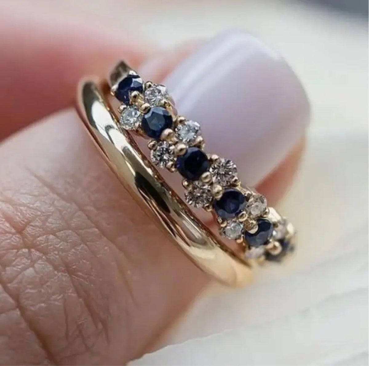 Gouden ring met blauwe saffieren en zirkonia