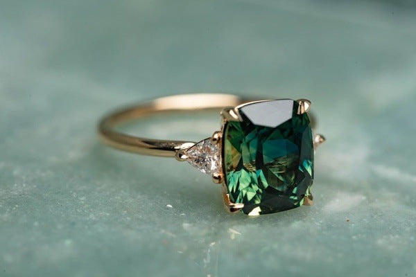 Gouden ring met groene edelsteen en zijstenen