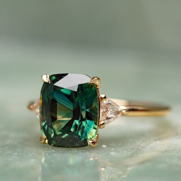 Gouden ring met groene edelsteen en zijstenen