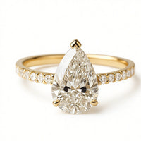 Gouden solitairering met peervormige zirkonia en pavé band