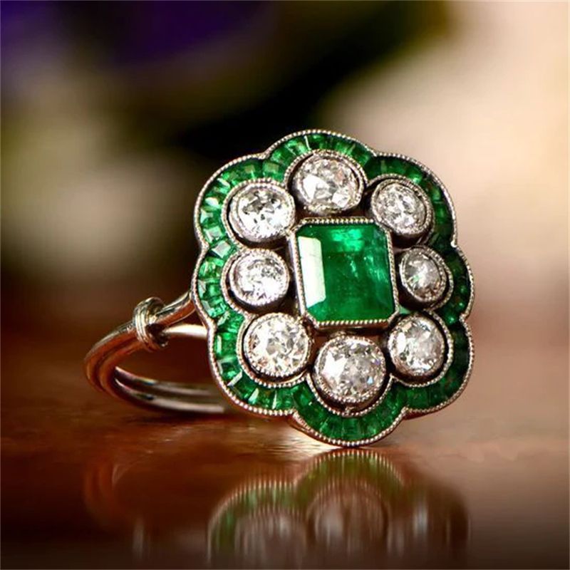 Vintage ring met smaragd en zirkonia bloemkrans