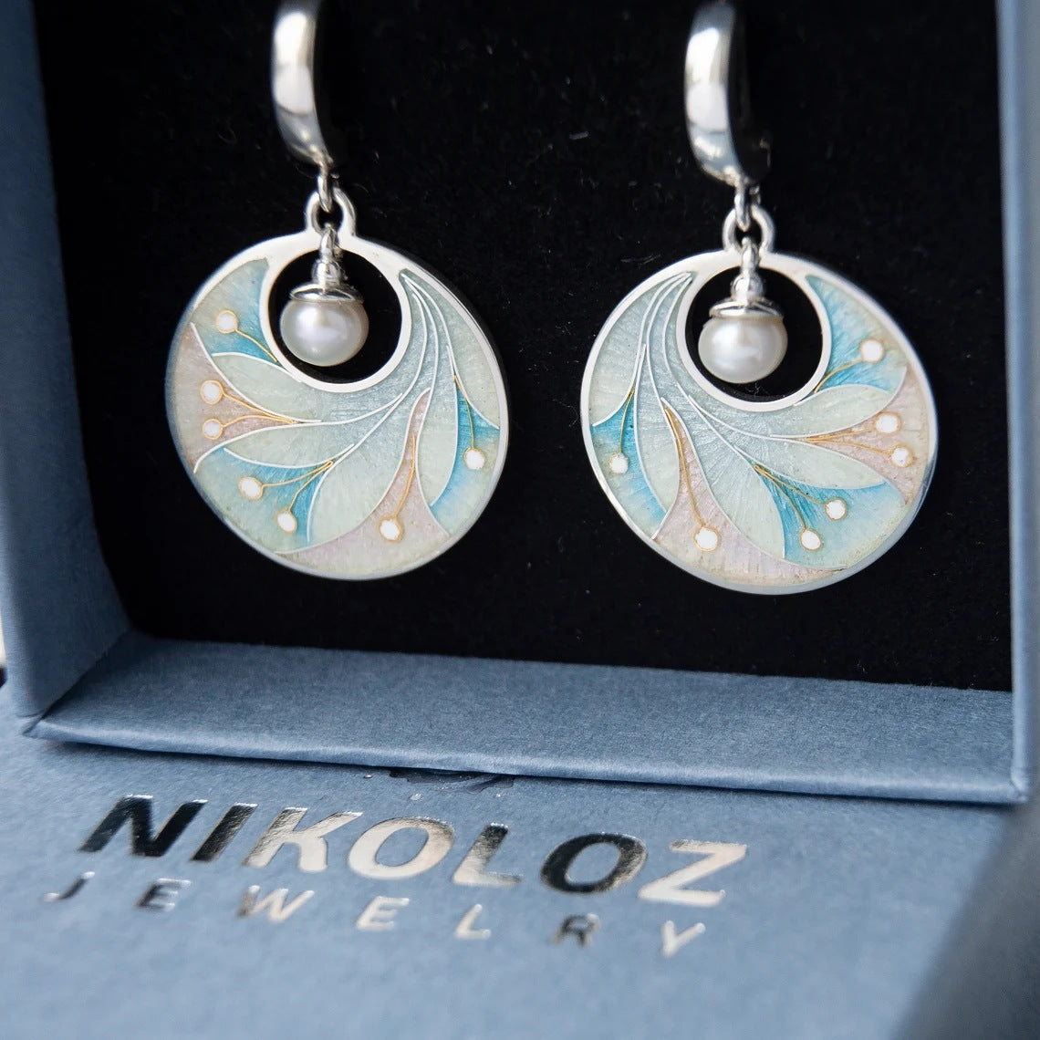 Zilveren enamel oorbellen met parel en bladmotief