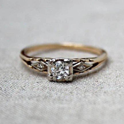 Gouden vintage solitairring met ronde zirkonia