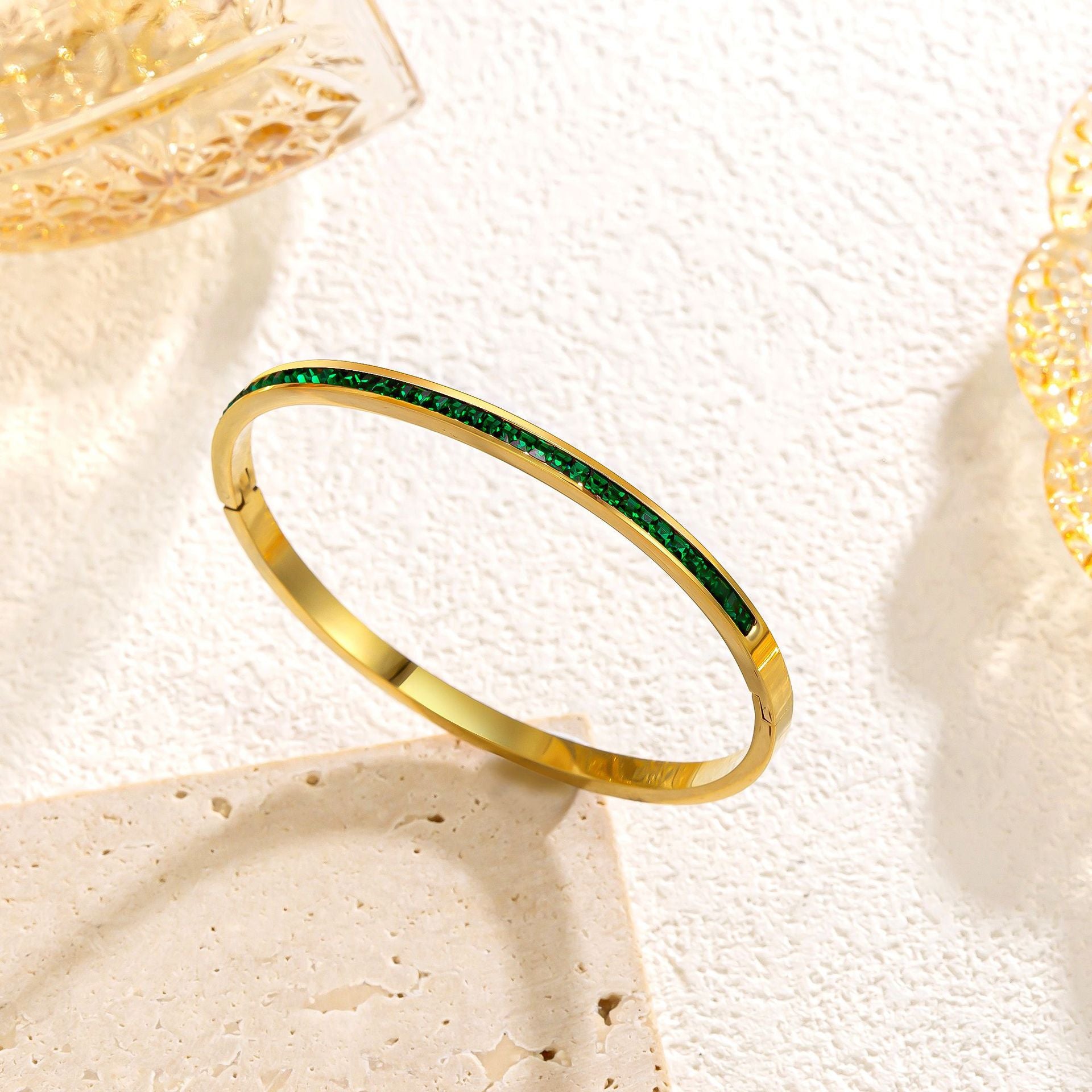 Gouden armband met groene edelstenen