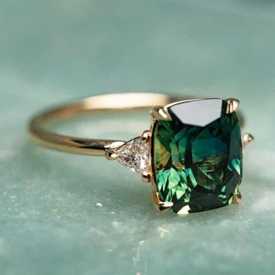 Gouden ring met groene edelsteen