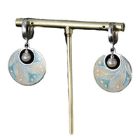 Zilveren enamel oorbellen met parel en bladmotief