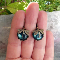 Vintage oorbellen met libelle en blauwe steen