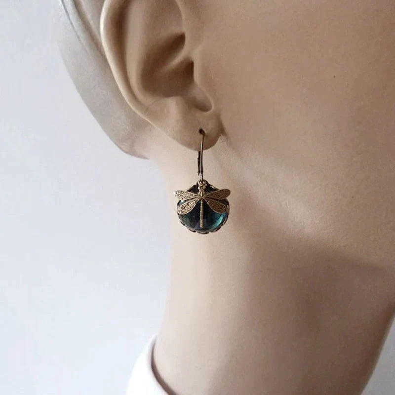 Vintage oorbellen met libelle en blauwe steen