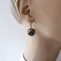 Vintage oorbellen met libelle en blauwe steen