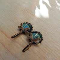 Vintage oorbellen met libelle en blauwe steen