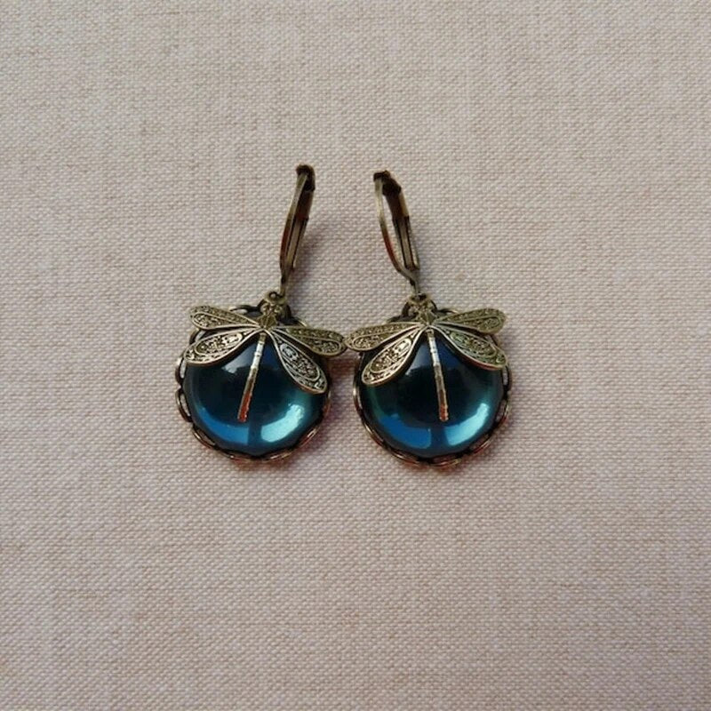 Vintage oorbellen met libelle en blauwe steen
