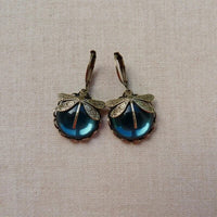 Vintage oorbellen met libelle en blauwe steen