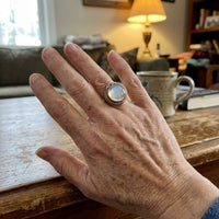 Gouden vintage ring met grote maansteen en bloemmotief