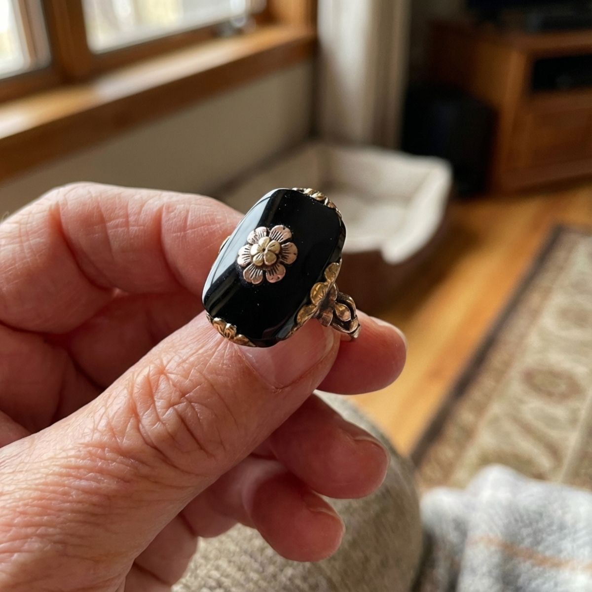 Vintage ring met zwarte onyx en gouden bloem