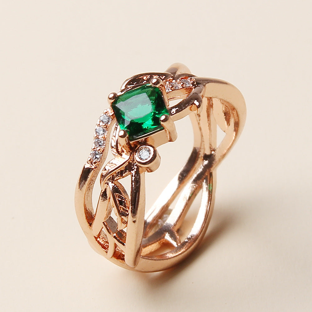 Roségouden ring met groene edelsteen en openwerk