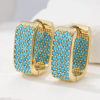 Gouden huggie-oorbellen met turquoise pavé