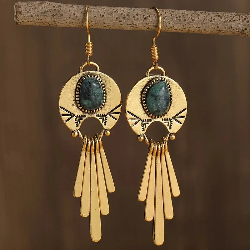 Gouden boho oorbellen met groene steen en franjes