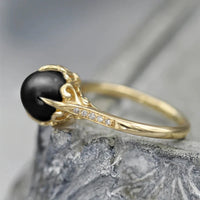 Gouden ring met grijze parel en kristallen