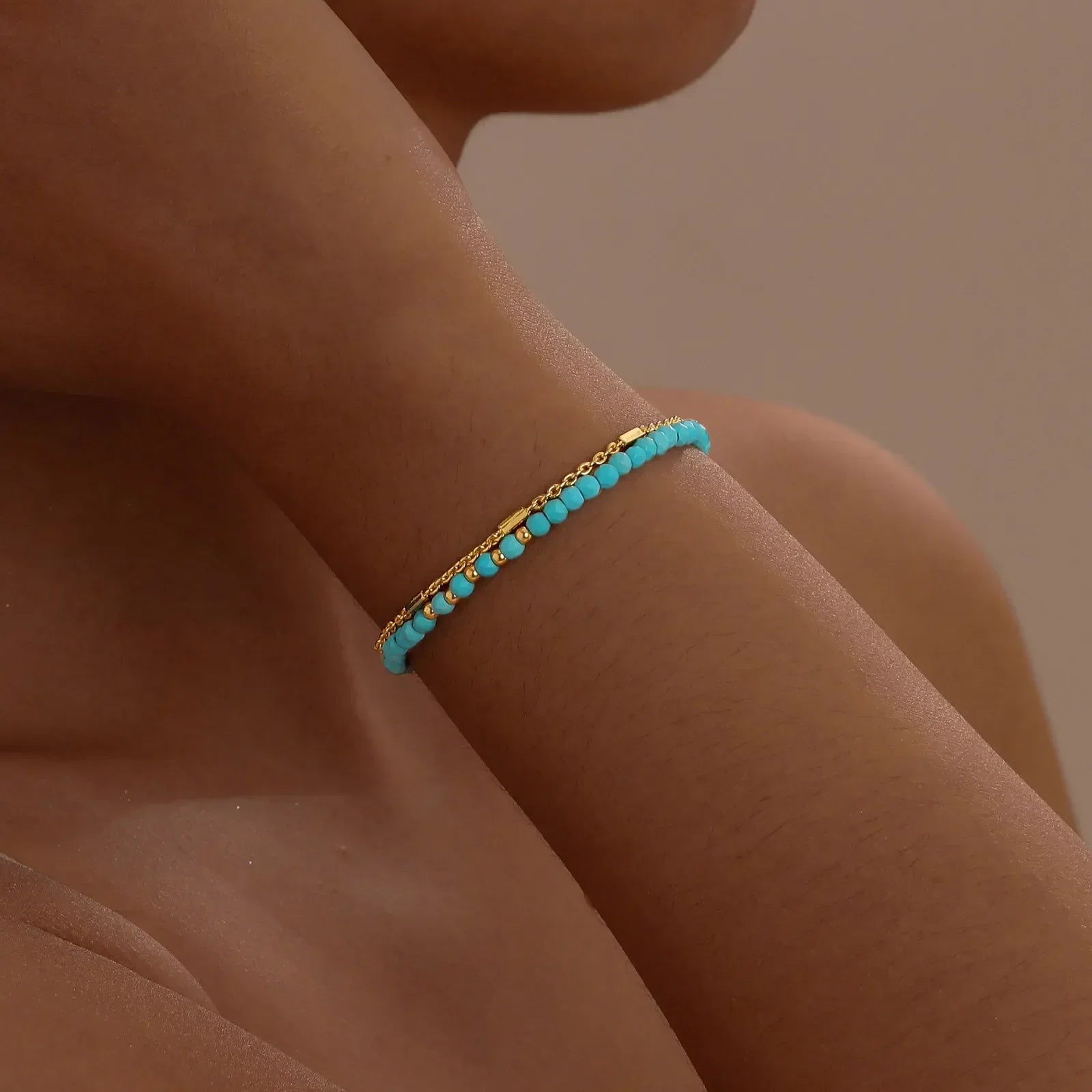 Gouden armband met turquoise kralen