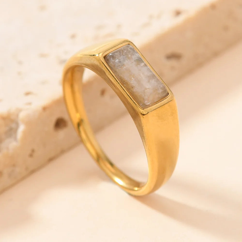 Gouden ringenset met kleurrijke edelstenen