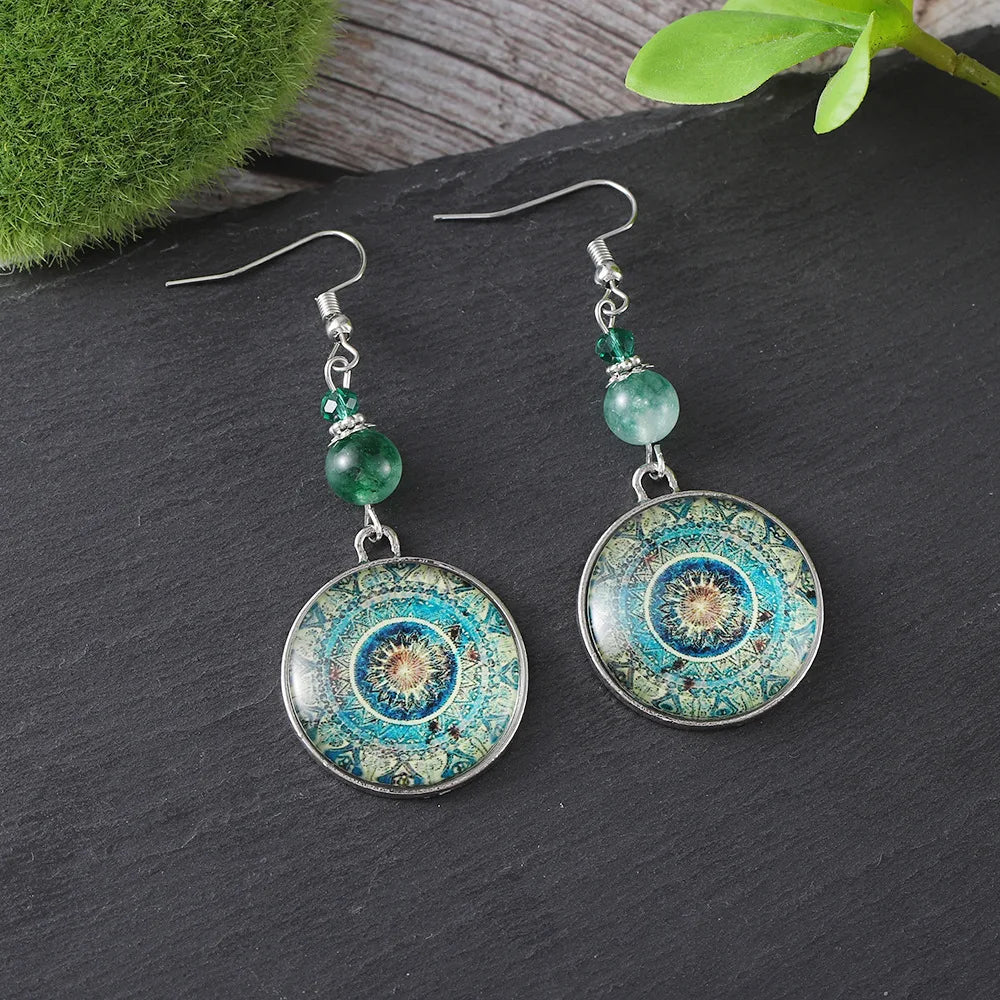 Bohemian oorbellen met mandala glasschijf en groene kralen