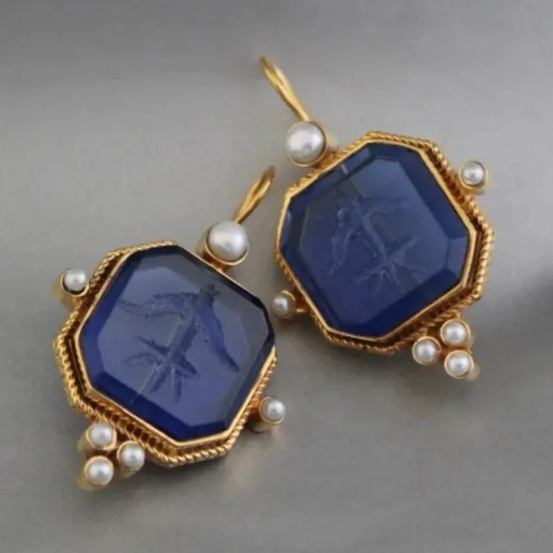 Gouden vintage oorbellen met groene gravuursteen en parels