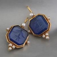 Gouden vintage oorbellen met groene gravuursteen en parels
