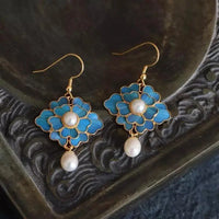Gouden bloemoorbellen met blauw emaille en parel