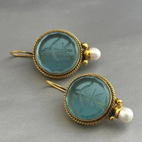 Gouden vintage oorbellen met turquoise intaglio en parel