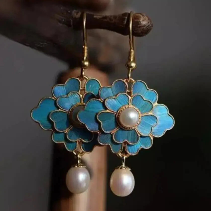 Gouden bloemoorbellen met blauw emaille en parel
