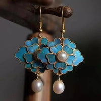 Gouden bloemoorbellen met blauw emaille en parel