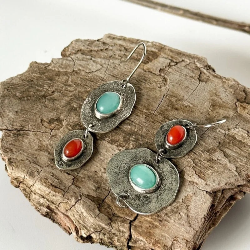 Zilveren oorbellen met turquoise en rode steen