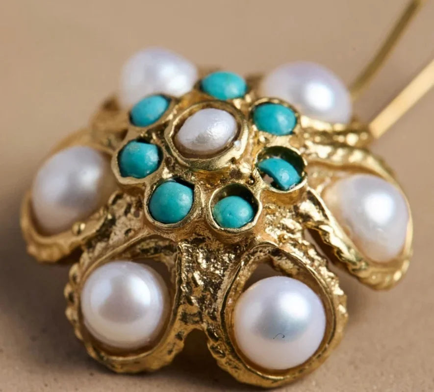 Gouden vintage oorbellen met parel- en turkooiscluster