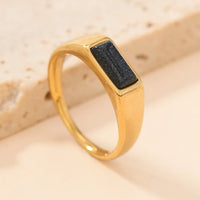 Gouden ringenset met kleurrijke edelstenen