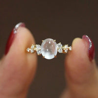Gouden ring met ovale maansteen en diamanten