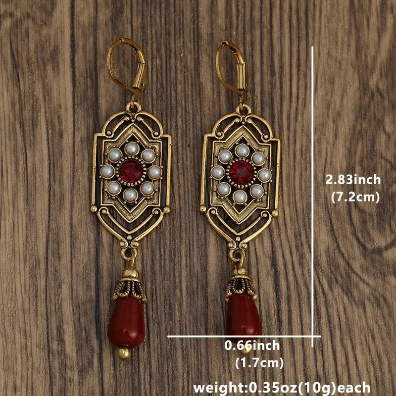 Gouden vintage oorbellen met parels en rode druppel