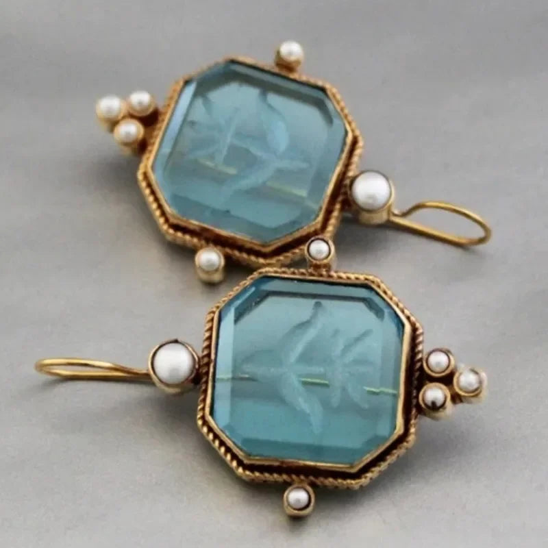Gouden vintage oorbellen met groene gravuursteen en parels