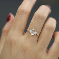 Gouden ring met ovale maansteen en diamanten