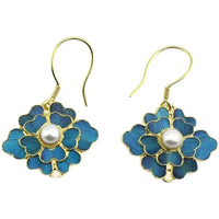 Gouden bloemoorbellen met blauw emaille en parel