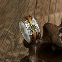 Zilver-gouden gehamerde spinner ring met peridoot