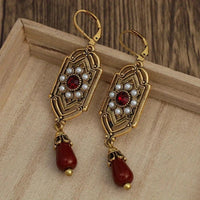 Gouden vintage oorbellen met parels en rode druppel
