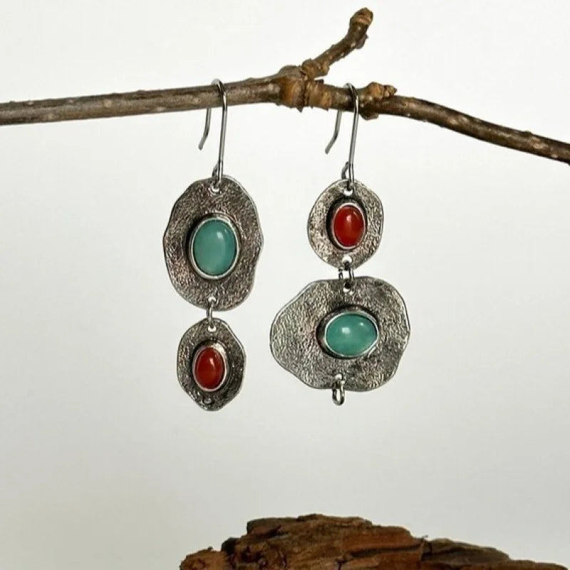 Zilveren oorbellen met turquoise en rode steen