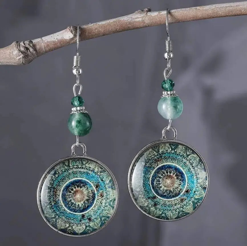 Bohemian oorbellen met mandala glasschijf en groene kralen