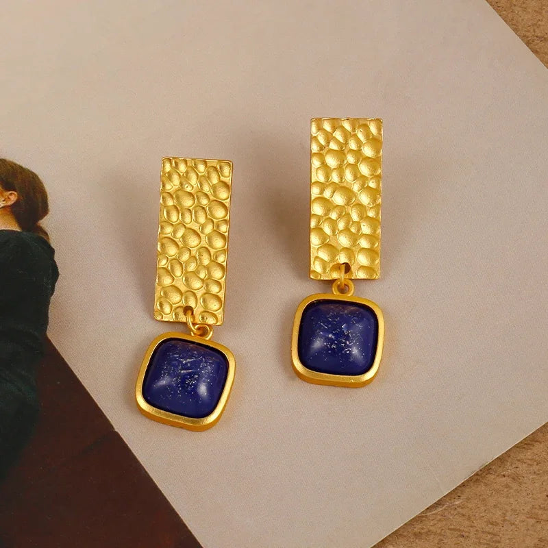Gouden gehamerde oorbellen met lapis lazuli