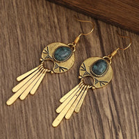 Gouden boho oorbellen met groene steen en franjes