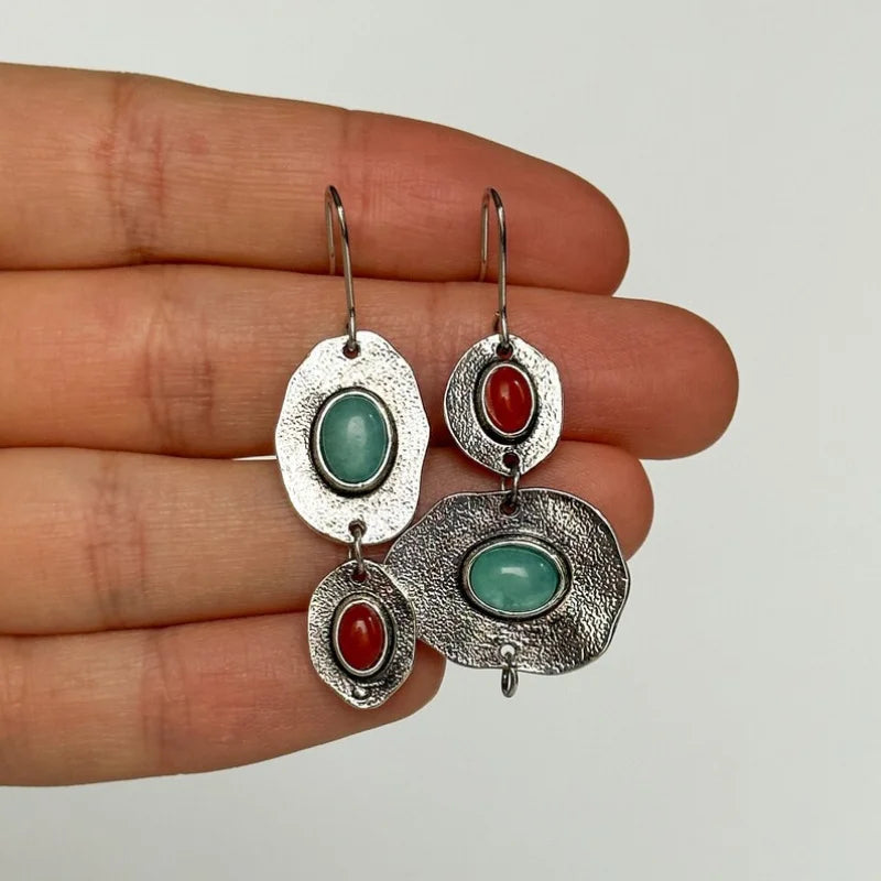 Zilveren oorbellen met turquoise en rode steen