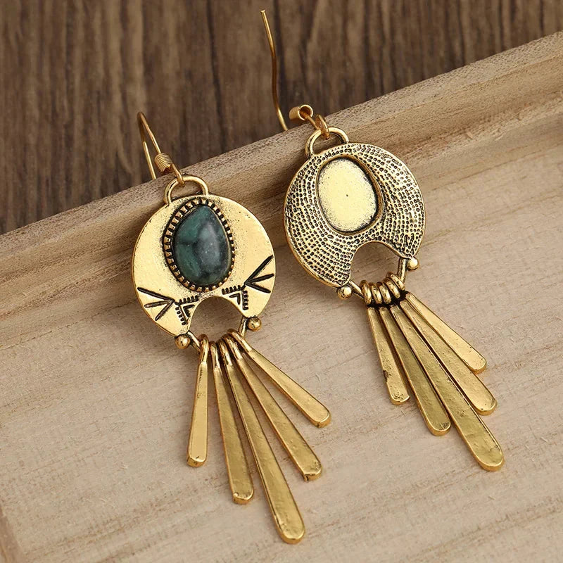 Gouden boho oorbellen met groene steen en franjes