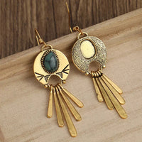 Gouden boho oorbellen met groene steen en franjes
