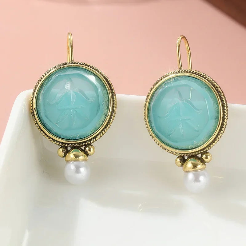 Gouden vintage oorbellen met turquoise intaglio en parel