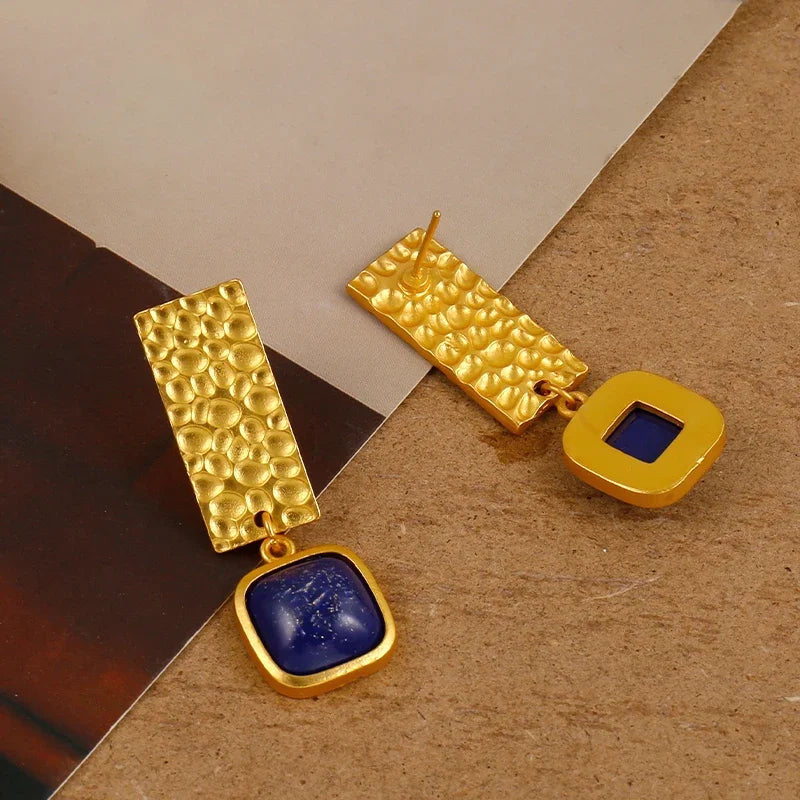 Gouden gehamerde oorbellen met lapis lazuli
